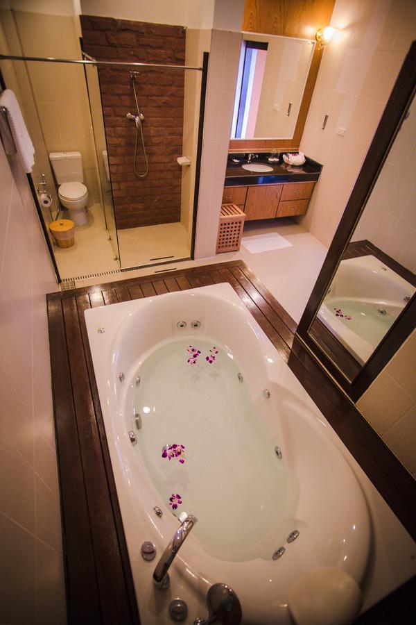The Iris Pool Villa Rawai Chambre photo
